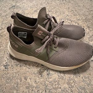 New Balance women’s tennis shoes